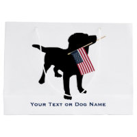 Chien noir de laboratoire tenant le drapeau des