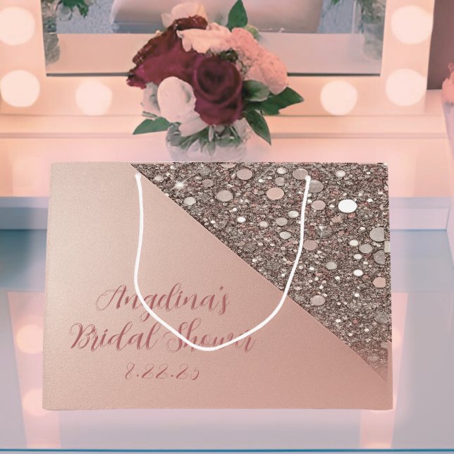 Grand Sac Cadeau Fête de mariage élégante rose gold (Elegant rose gold bridal gift bag styled on a vanity with soft blush glow and custom event text.)