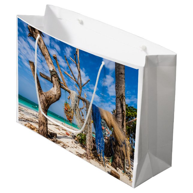 Grand Sac Cadeau Filets de pêche séchant sur la plage (Devant Angle)