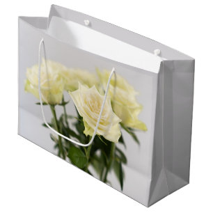 Grand Sac Cadeau Fleurs de rose blanches élégantes photographiées s