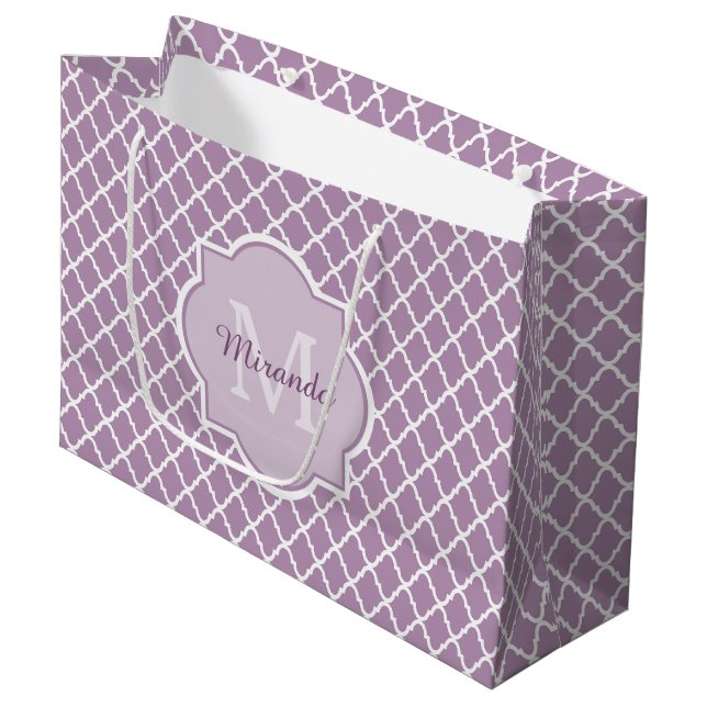 Grand Sac Cadeau Jolie Lavande Purple Quatrefoil Nom Monogrammé (Devant Angle)
