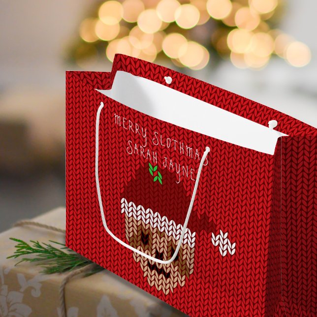 Grand Sac Cadeau Joyeux Noël Slothmas Nom Fête Rouge (Merry Slothmas! A fun and festive gift bag with space for your holiday message)