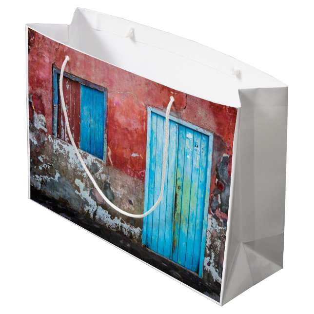 Grand Sac Cadeau Mur, porte et fenêtre rouge, bleu et gris (Dos Angle)