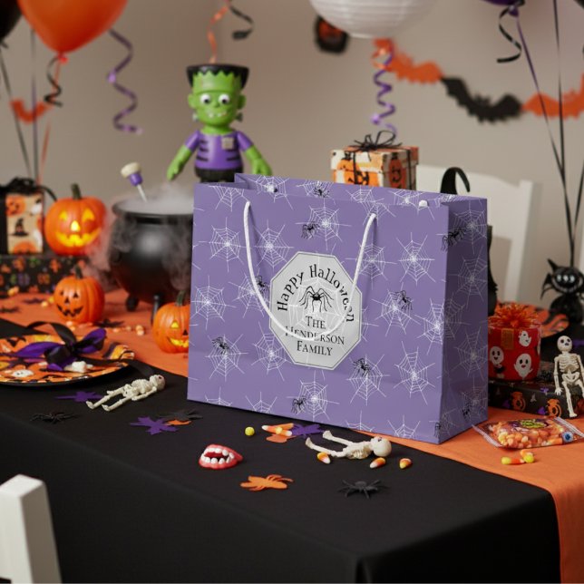 Grand Sac Cadeau Poitrine Déplaisante violette Halloween (Fun Purple and Black Spiderweb Gift Wrap. Creepy Spider & Web Illustration for Spooky Halloween)