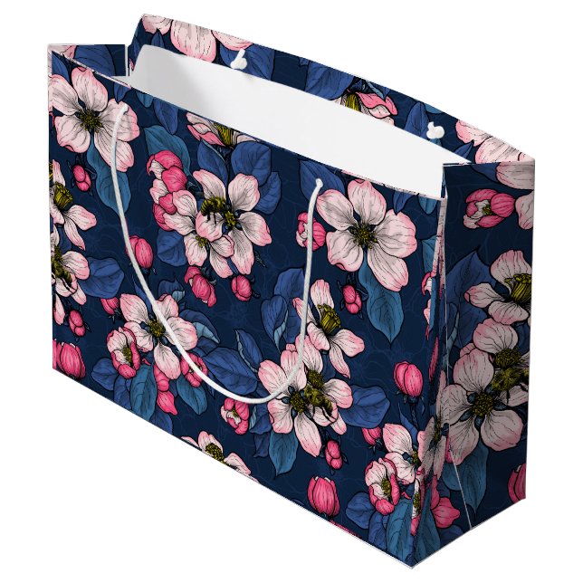 Grand Sac Cadeau Pomme fleurit sur un bleu foncé (Dos Angle)