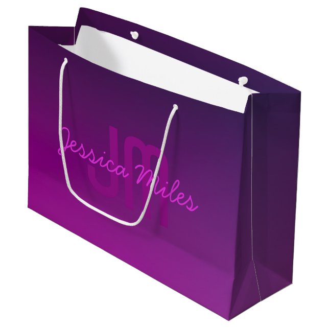 Grand Sac Cadeau Texte Monogrammé Moderne Éditable & Ombre Violet  (Devant Angle)