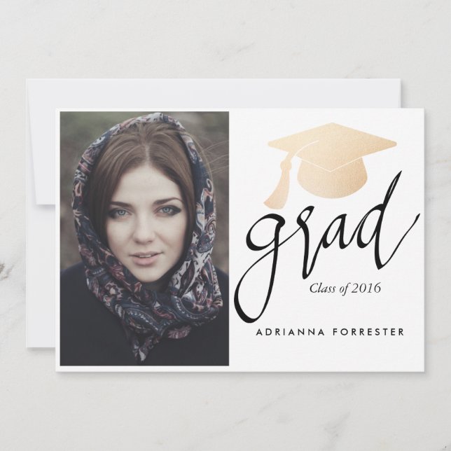 Grand Script Rose Gold Foil Abschluss Hat Foto Einladung (Vorderseite)