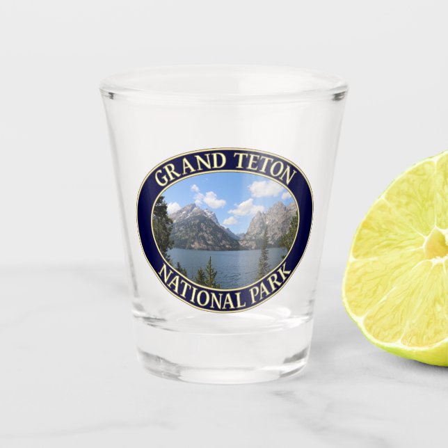 Grand Teton Mountains and Jenny Lake, Wyoming Schnapsglas (Vorderseite)