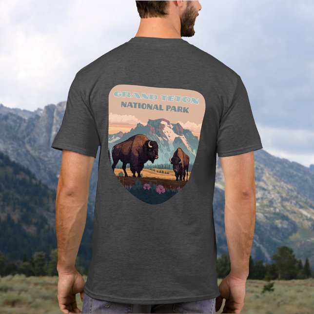 Grand Teton Nationalpark Jackson Wyoming Mountain T-Shirt (Grand Teton National Park tshirt on a man in front of the mountains of in Wyoming)