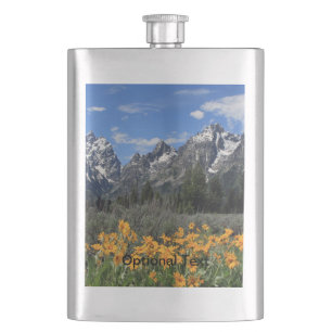 Grand Tetons mit Schnee und Frühlingsblumen Flachmann