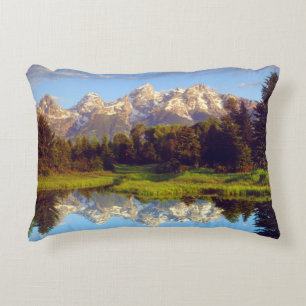 Grand Tetons spiegeln sich im Snake River Zierkissen
