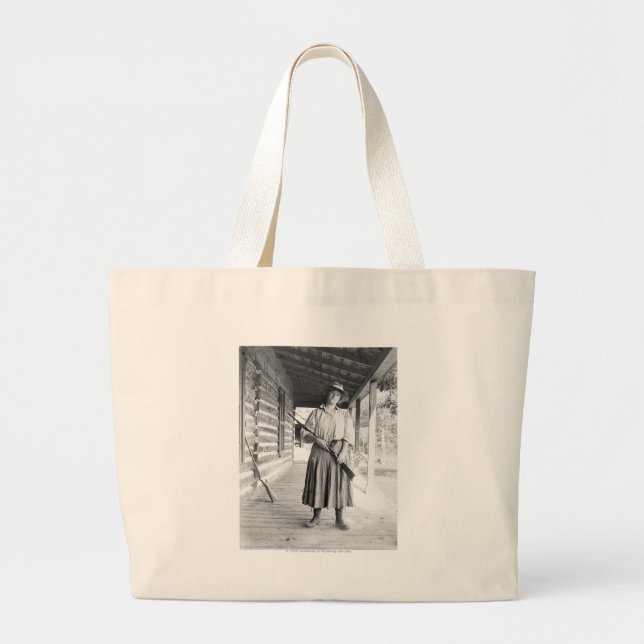 Grand Tote Bag Femme tenant un fusil sur un porche (Devant)