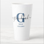 Granddad Elegant Script Monogram Blue Milchtasse<br><div class="desc">Letzte Tasse für einen neuen Großvater oder lange etablierte! die Sie mit dem Datum personalisieren können, an dem sie zum Großvater wurden. Dieses trendige minimalistische Design hat eine moderne Farbpalette von Blau, Schwarz und Weiß. Es hat ein Granddad Monogramm, mit dem ersten Buchstaben G und dem Namen Großdad, in modernen...</div>