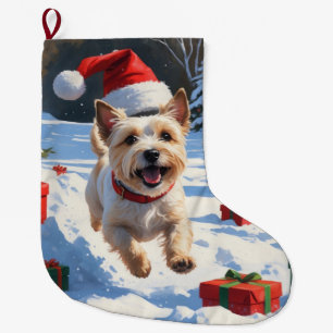 Grande Chaussette De Noël Terrier Cairn courant dans la neige avec un chapea