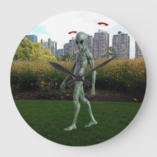 Grande Horloge Ronde Alien traversant le parc à pied