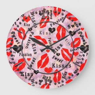 Grande Horloge Ronde Baise, lèvres rouges.