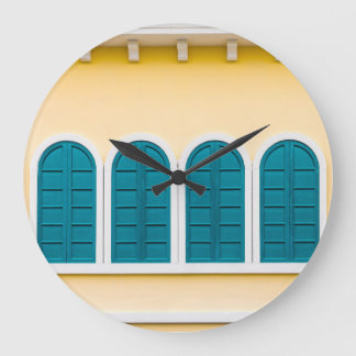 Grande Horloge Ronde Bâtiment jaune de style européen extérieur