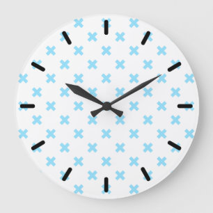 Grande Horloge Ronde Bébé bleu croix coutures sur blanc