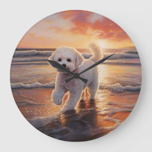 Grande Horloge Ronde Bichon frisé Sandy Paws sur la plage au coucher du