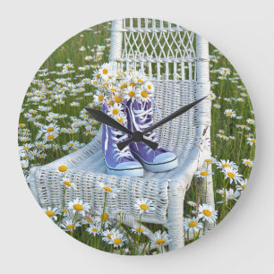 Grande Horloge Ronde bouquet de marguerite dans des baskets pourpres