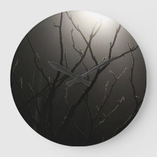 Grande Horloge Ronde Branches dans l'horloge de brouillard