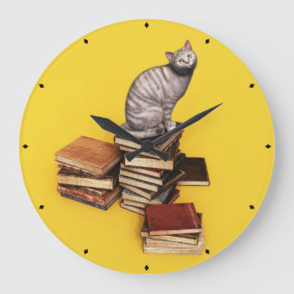 Grande Horloge Ronde British Cat on a stack of books