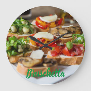 Grande Horloge Ronde Bruschetta Antipasti aux haricots et arugula,