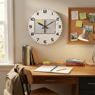 Grande Horloge Ronde Cahier de papier millimétré ouvert avec crayon