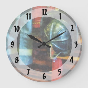 Grande Horloge Ronde Casque et veste de pompier