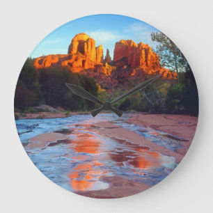 Grande Horloge Ronde Cathedral Rock se reflétant dans Oak Creek au couc