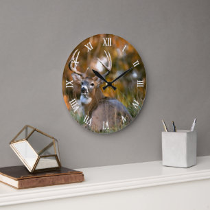 Grande Horloge Ronde Cerf au repos dans un champ automnal