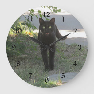 Grande Horloge Ronde Chat noir dans un jardin