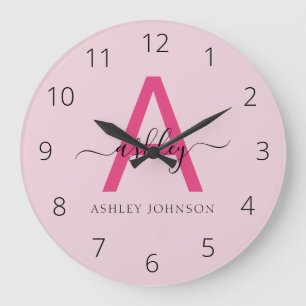 Grande Horloge Ronde Chaud rose moderne Script Girl Monogramme Nom