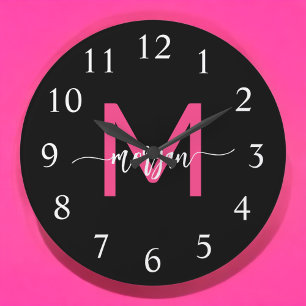 Grande Horloge Ronde Chaud rose noir moderne Script Girl Monogramme Nom