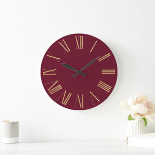 Grande Horloge Ronde Chiffres romains dorés élégants sur fond bordeaux