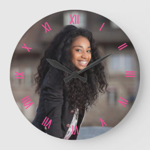 Grande Horloge Ronde Chiffres romains rose fuchsia personnalisés avec p