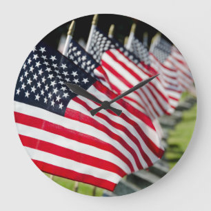 Grande Horloge Ronde Cimetière militaire historique avec des drapeaux