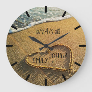 Grande Horloge Ronde Coeur dans la plage tropicale de sable