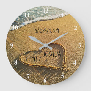 Grande Horloge Ronde Cœur dans la plage tropicale vue sur l'océan