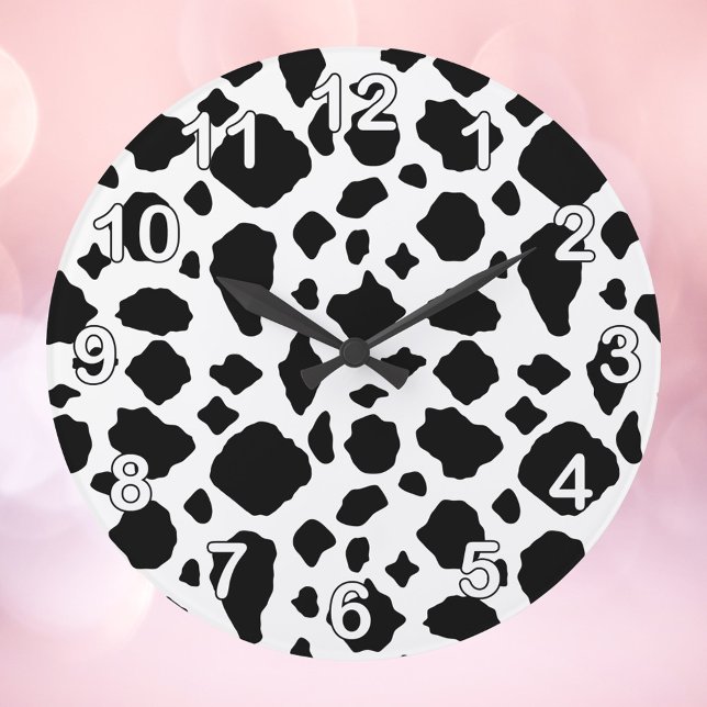Grande Horloge Ronde Cow Pattern Rustic Farmhouse Black and White (A clock with a black and white cow pattern with white numbers )