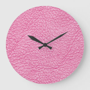 Grande Horloge Ronde Cuir rose gros plan, arrière - plan texturé.