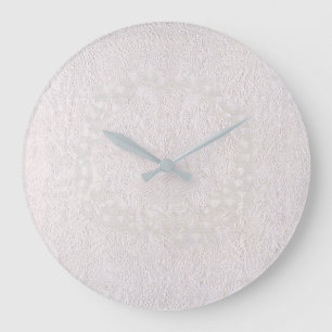 Grande Horloge Ronde Dentelle décorative rose sur fond blanc