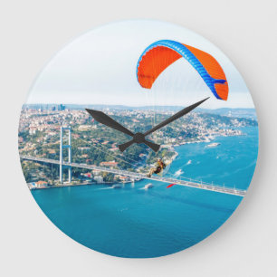 Grande Horloge Ronde Des pilotes pilotes volent au-dessus du Bosphore