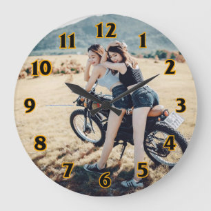Grande Horloge Ronde Deux filles sur une moto