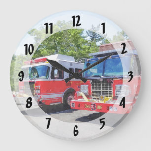 Grande Horloge Ronde Deux moteurs à incendie devant la cheminée