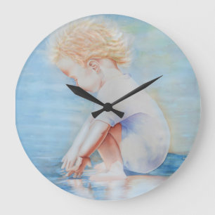 Grande Horloge Ronde Enfant en bas sur la scène de plage au bord de l'e