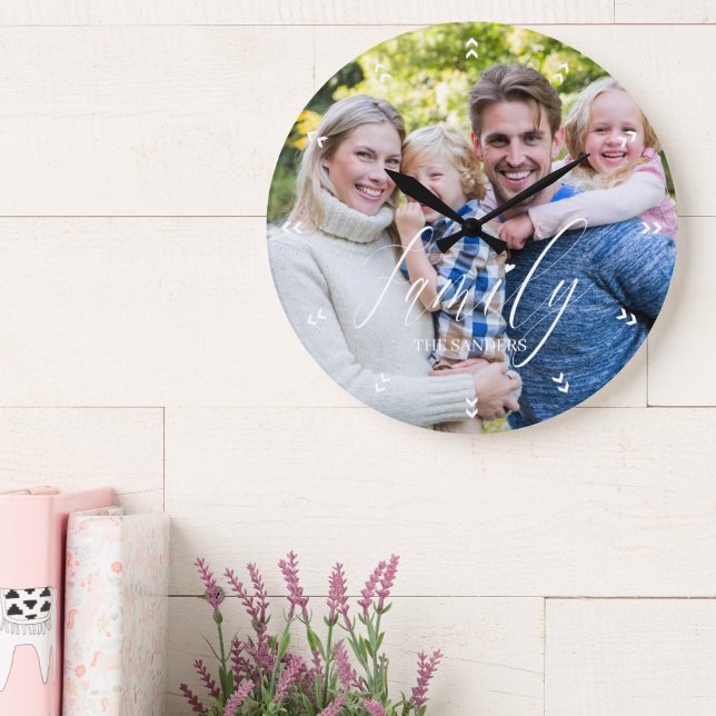 Grande Horloge Ronde Family Photo with Modern Script Typography (Créateur téléchargé)