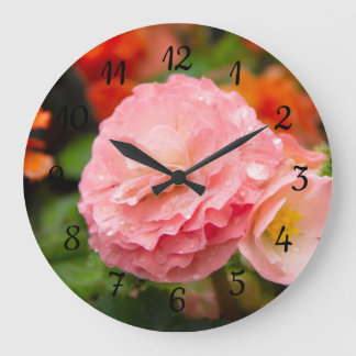 Grande Horloge Ronde Fleur rose délicate après la pluie