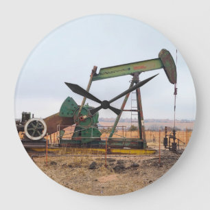 Grande Horloge Ronde Grosse valet verte dans un champ pétrolifère