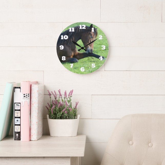Grande Horloge Ronde Joli Cheval Brown allongé dans l'herbe (Salle de lecture)